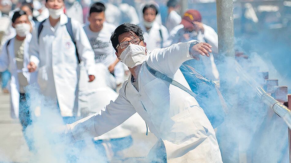 La huelga de médicos incluyó violentos enfrentamientos con la policía.