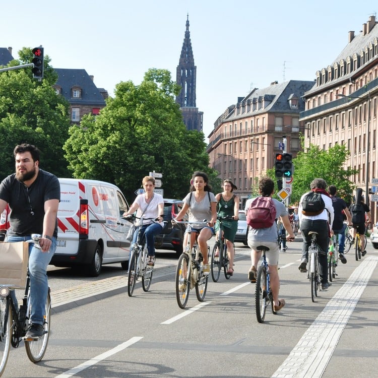 La gente utiliza la bicicleta como su medio de transporte.