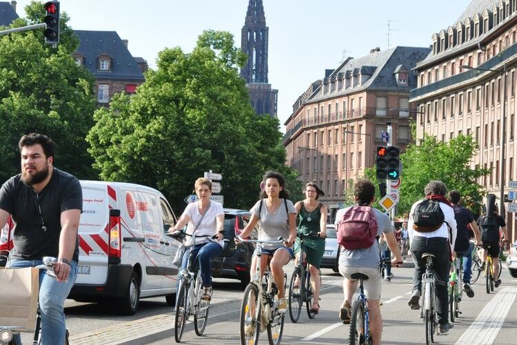 La gente utiliza la bicicleta como su medio de transporte.