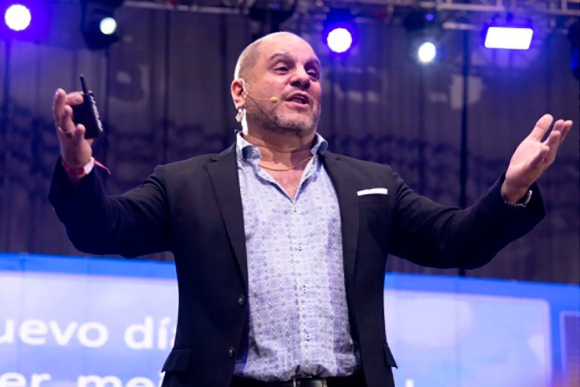 Leonardo Cositoro es , además, pastor evangélico.