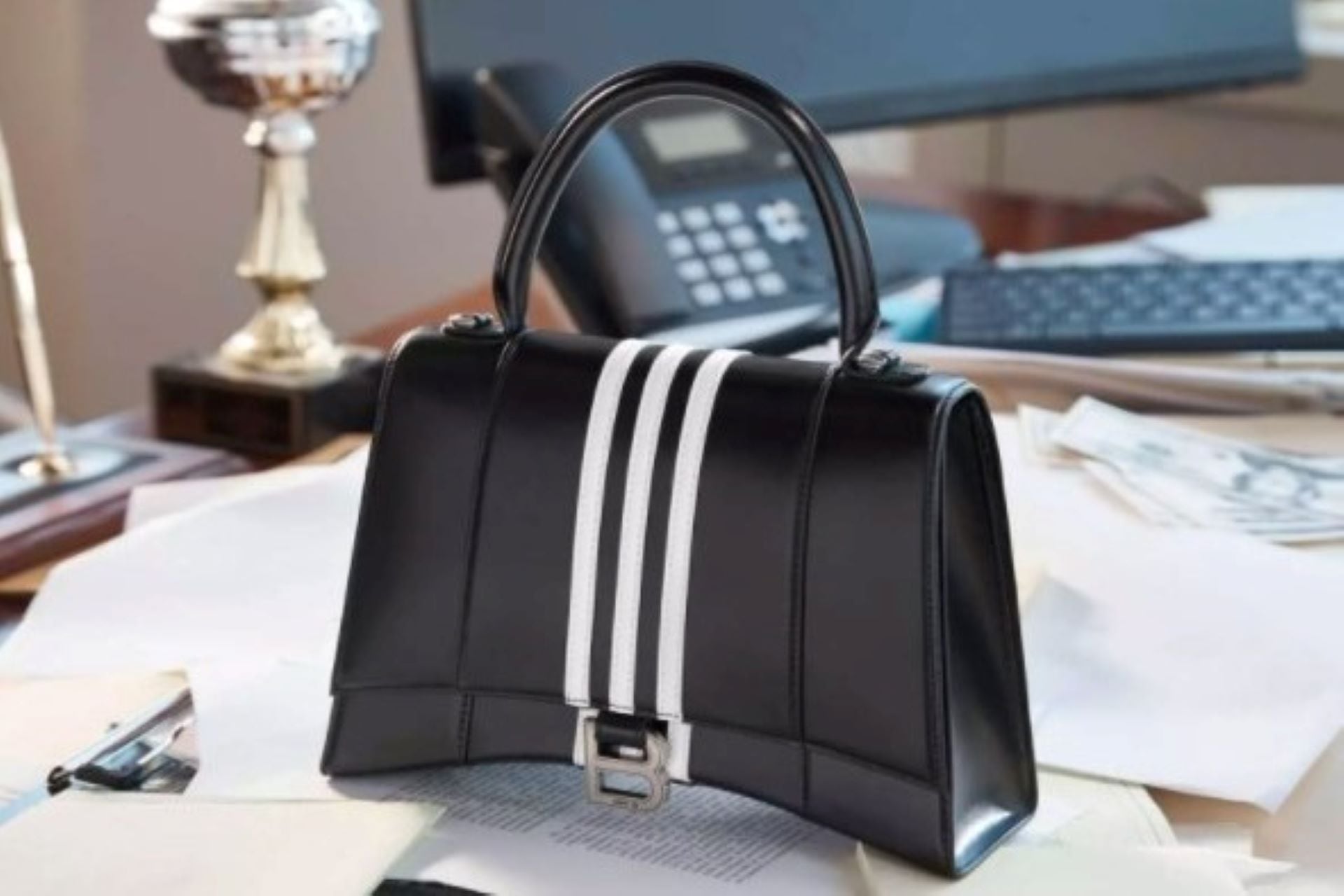 Una cartera de Balenciaga junto a Adidas sobre un fallo de la Corte Suprema de Estados Unidos, ratificando la "Ley Protect" que penaliza la explotación sexual de niñas, niños y adolescentes. Por esta imagen, la firma fue acusada de promover la pedofilia.