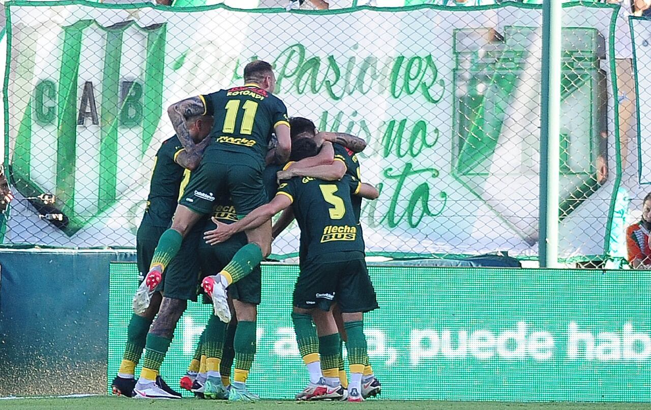 Los jugadores de Defensa de festejo