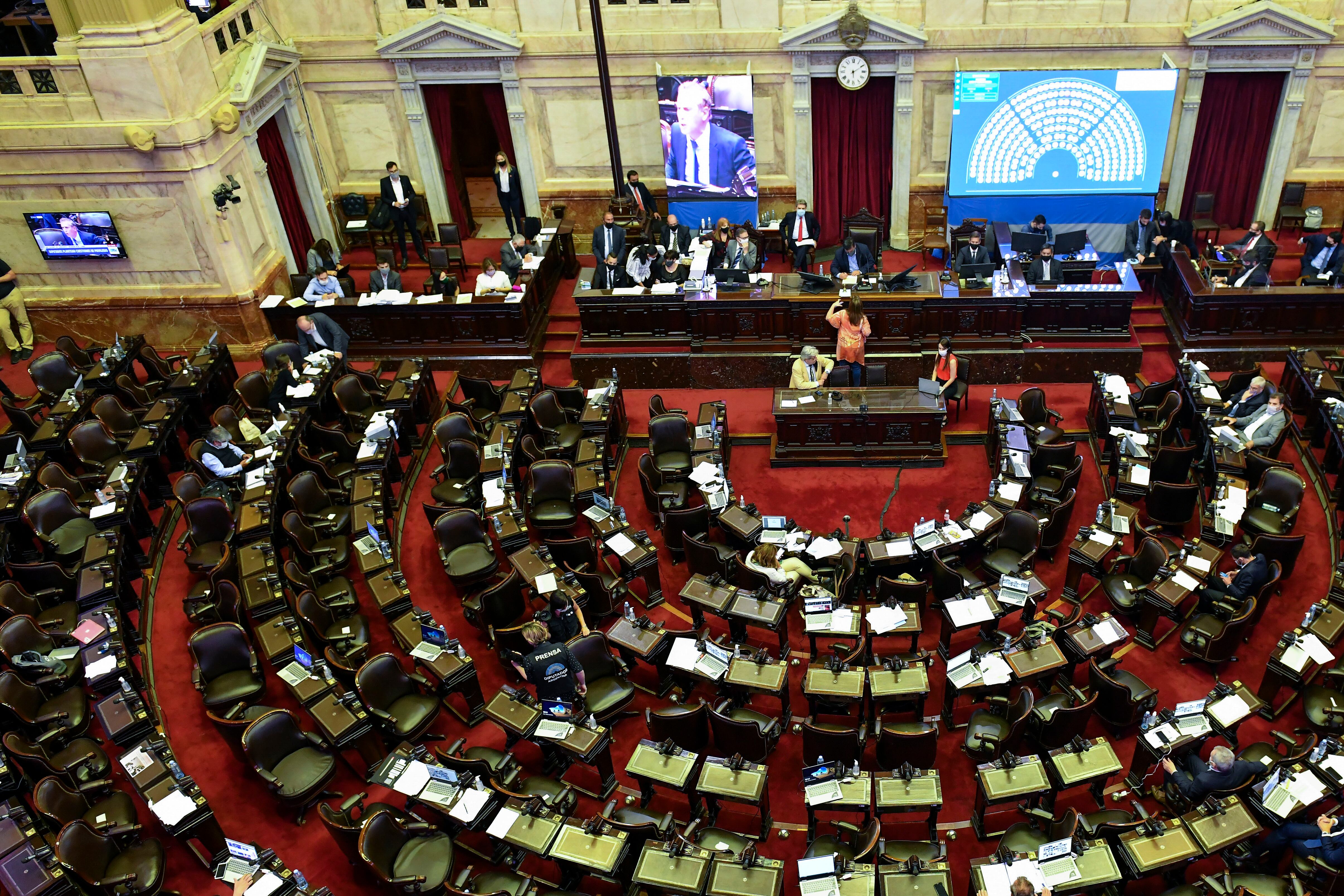La sesión de Diputados se prolongó por la prórroga del periodo de sesiones ordinarias.