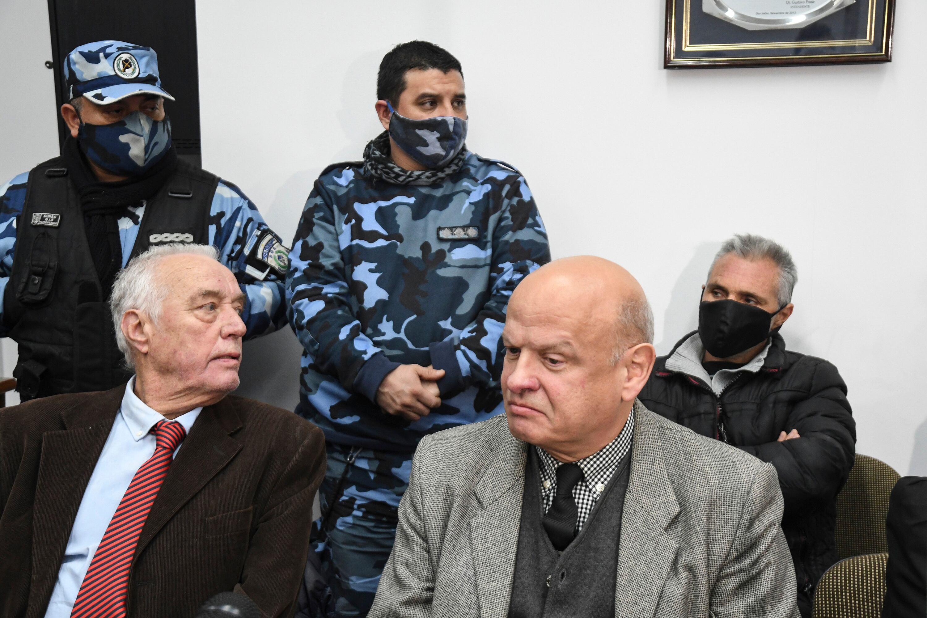 A la izquierda, Roberto Ribas, abogado de Pachelo, que se ubica detrás.