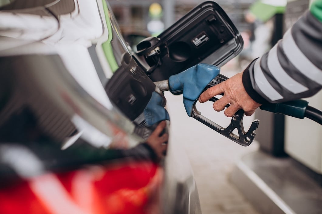 La cámara empresaria Cecha definirá si deja de aceptar el pago de tarjeta de crédito para la compra de combustibles el próximo 9 de febrero. (Foto: Freepik)