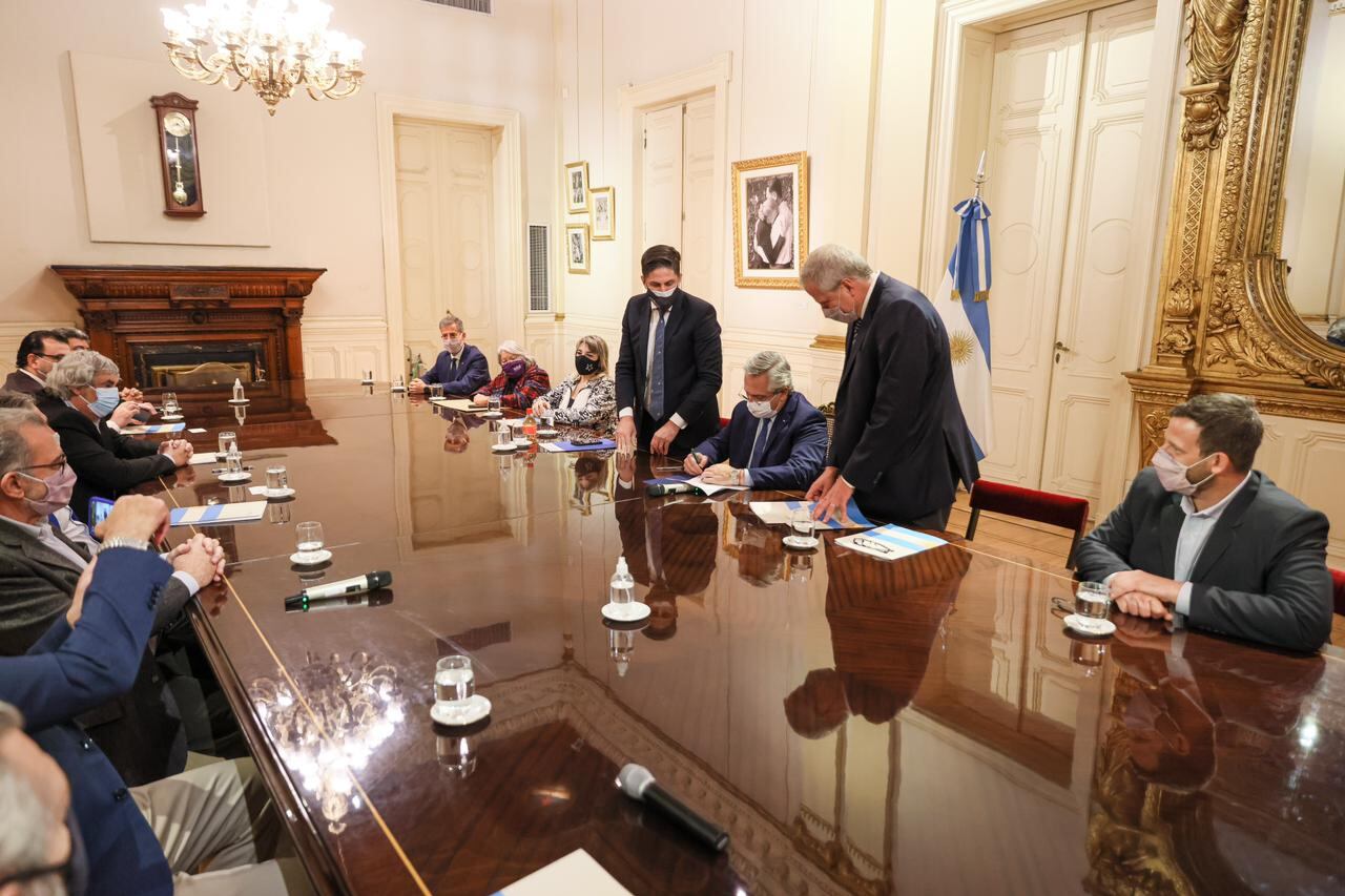 Alberto Fernández rubrica el acuerdo antes Trotta y los gremios docentes.