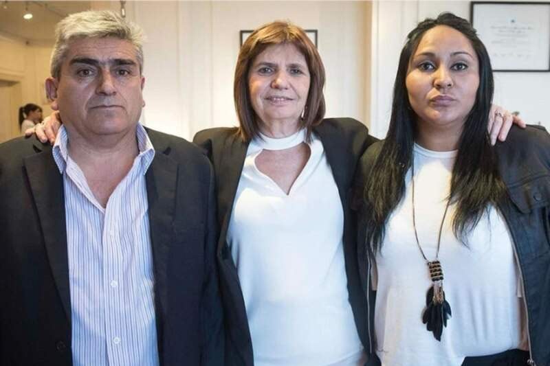 Patricia Bullrich con Carla Céspedes y el gendarme Arsenio Narvay.