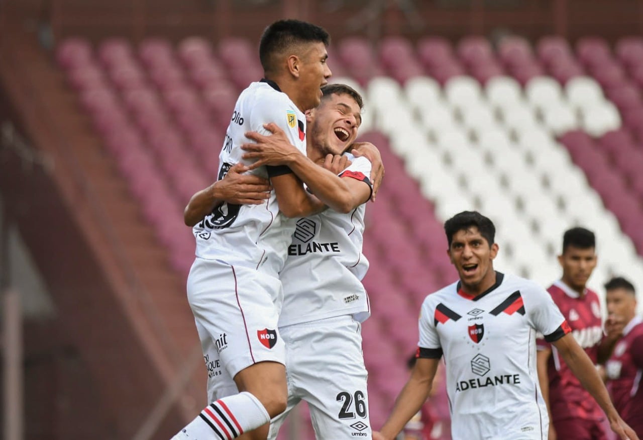 Nicolás Castro, de 20 años, festeja con Ramiro Sordo, de 21. Los jóvenes alegraron a Newell's
