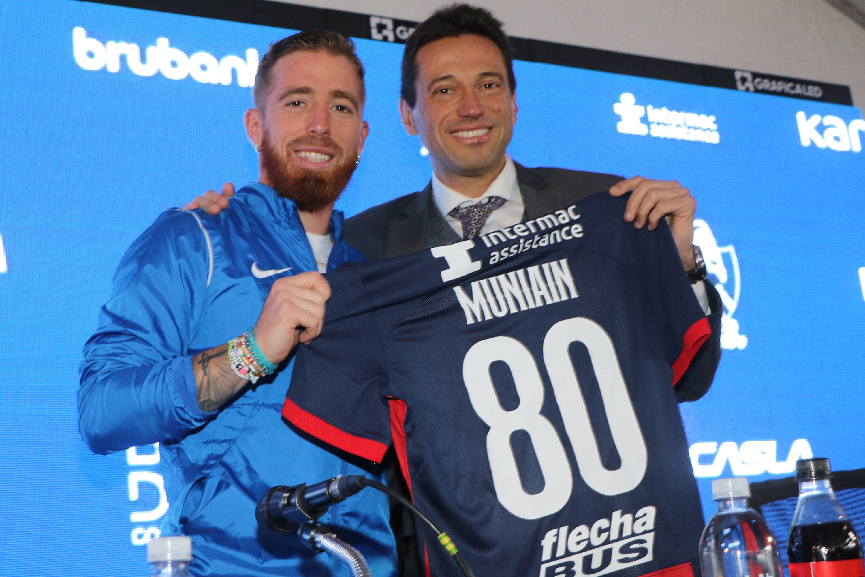 Iker Muniain posa con su nueva camiseta junto al presidente de San Lorenzo.
