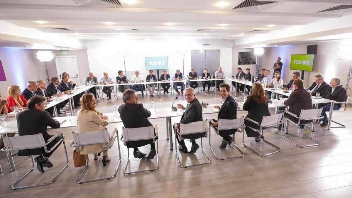 La mesa cuadrada de los 33 integrantes.