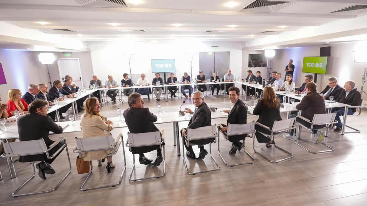 La mesa cuadrada de los 33 integrantes.