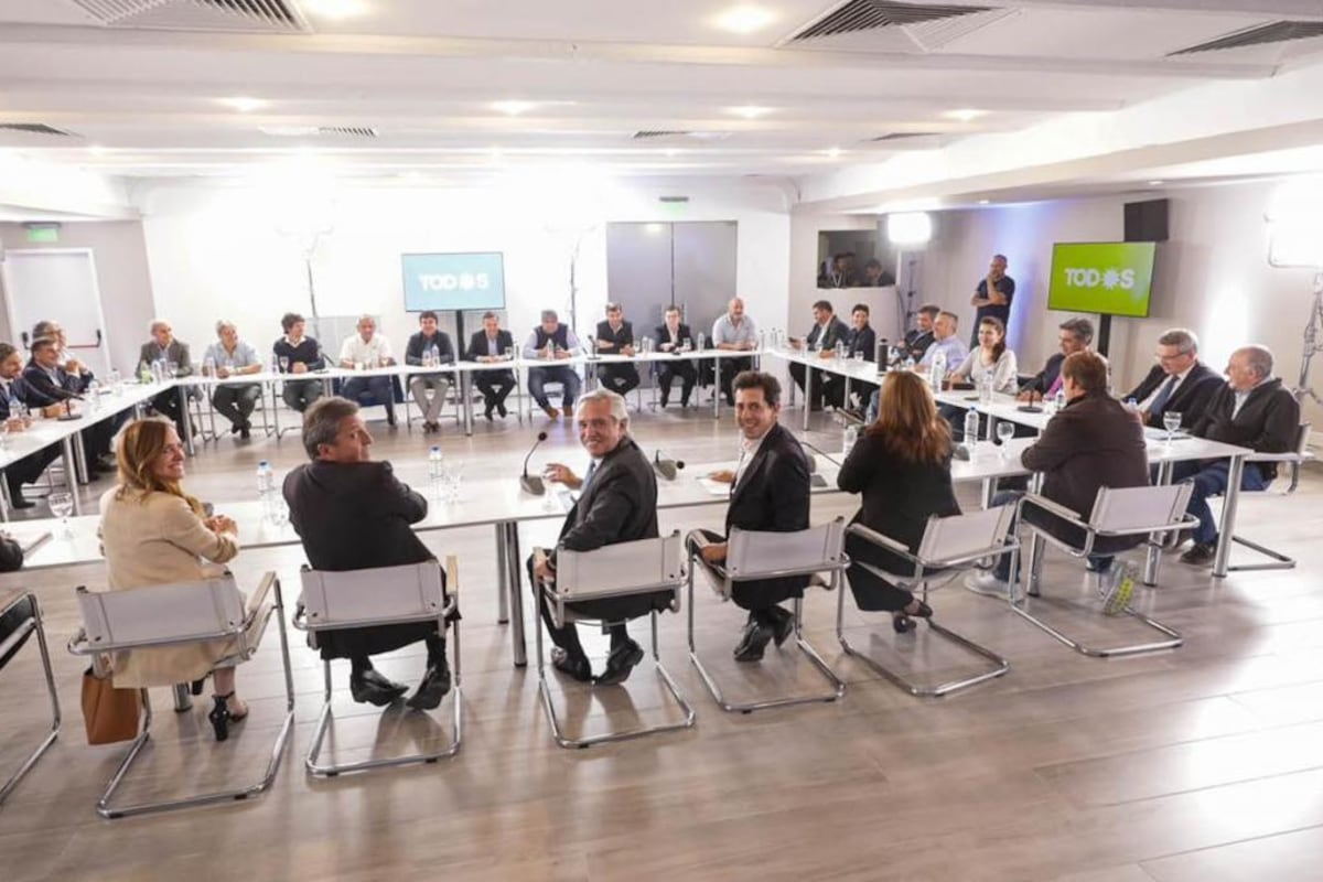 La mesa cuadrada de los 33 integrantes.