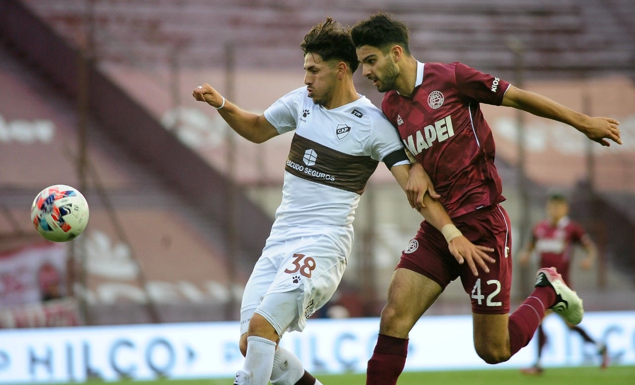 Lomónaco disputa la pelota con López.