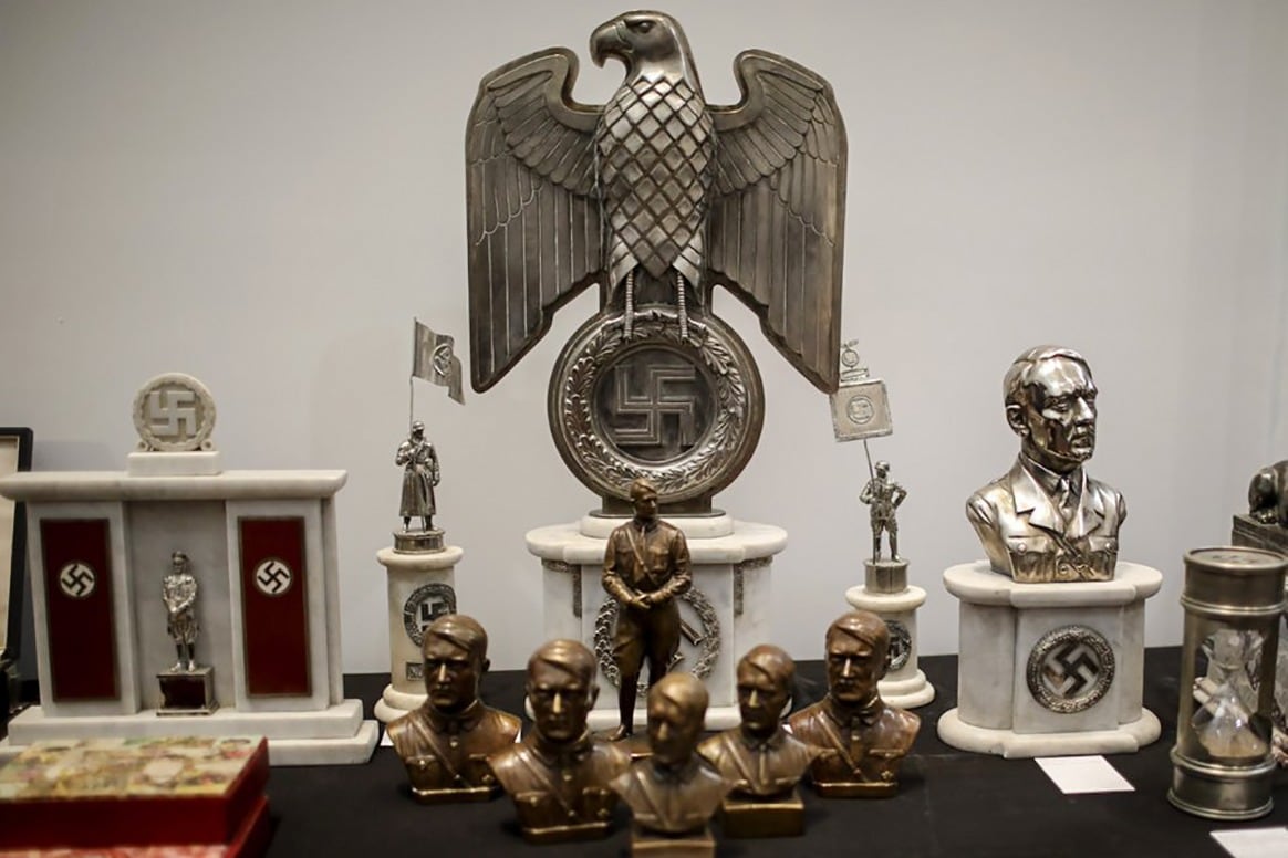 En el allanamiento se encontró gran cantidad de material alusivo al Tercer Reich. 