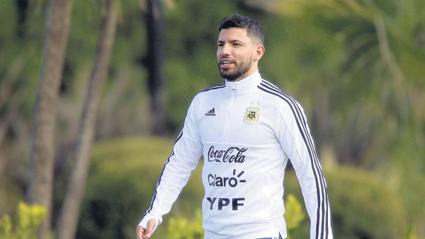 El delantero Kun Agüero se entrena en Ezeiza.