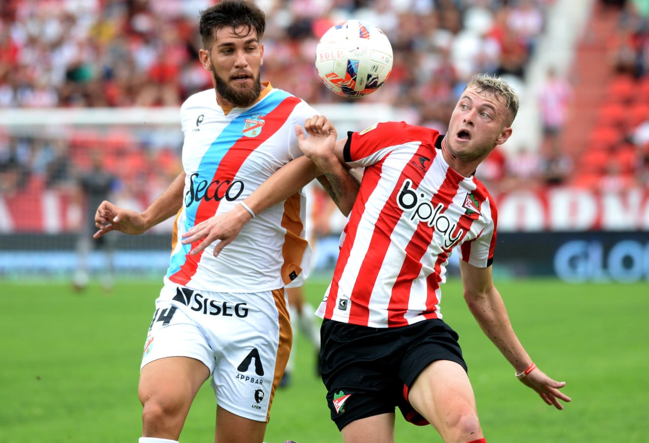 Estudiantes logró un trabajoso éxito ante Arsenal