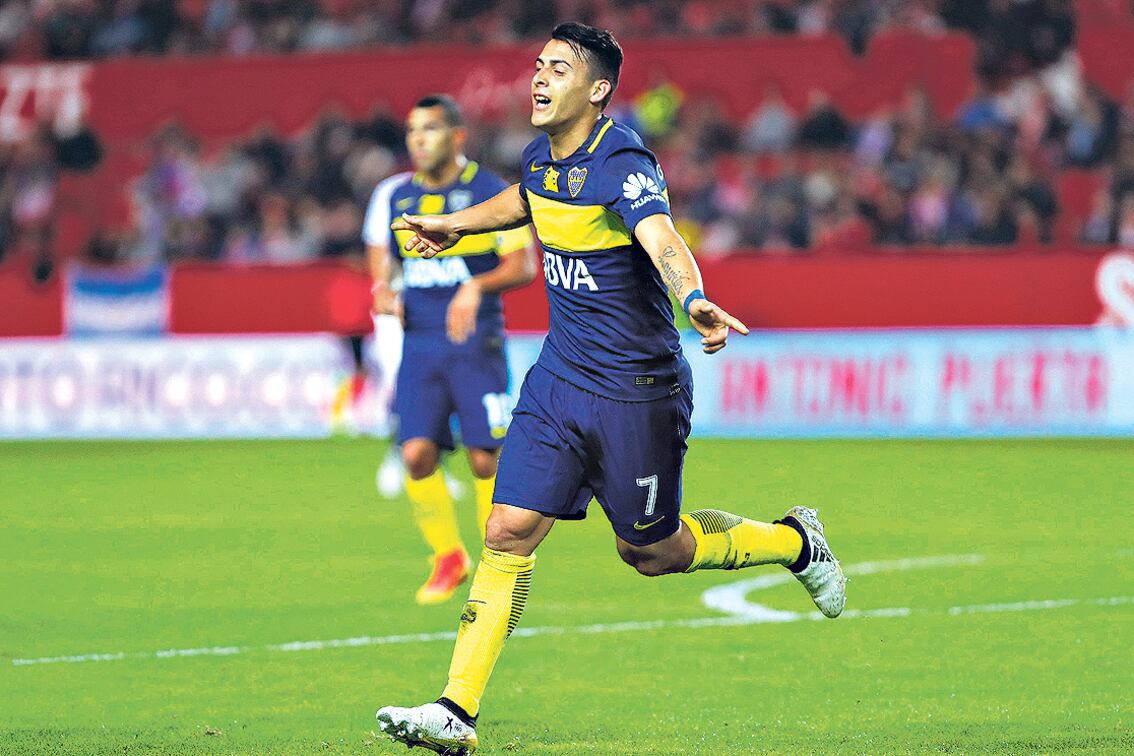 Pavón festeja uno de los goles de Boca luego de una gran definición personal.