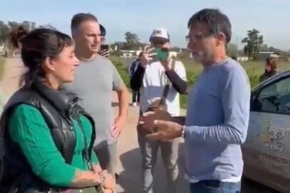 El Padre Paco Olveira acusó a Leila Gianni de "basura" e "hipócrita" tras una chicana feroz en el barrio de Merlo