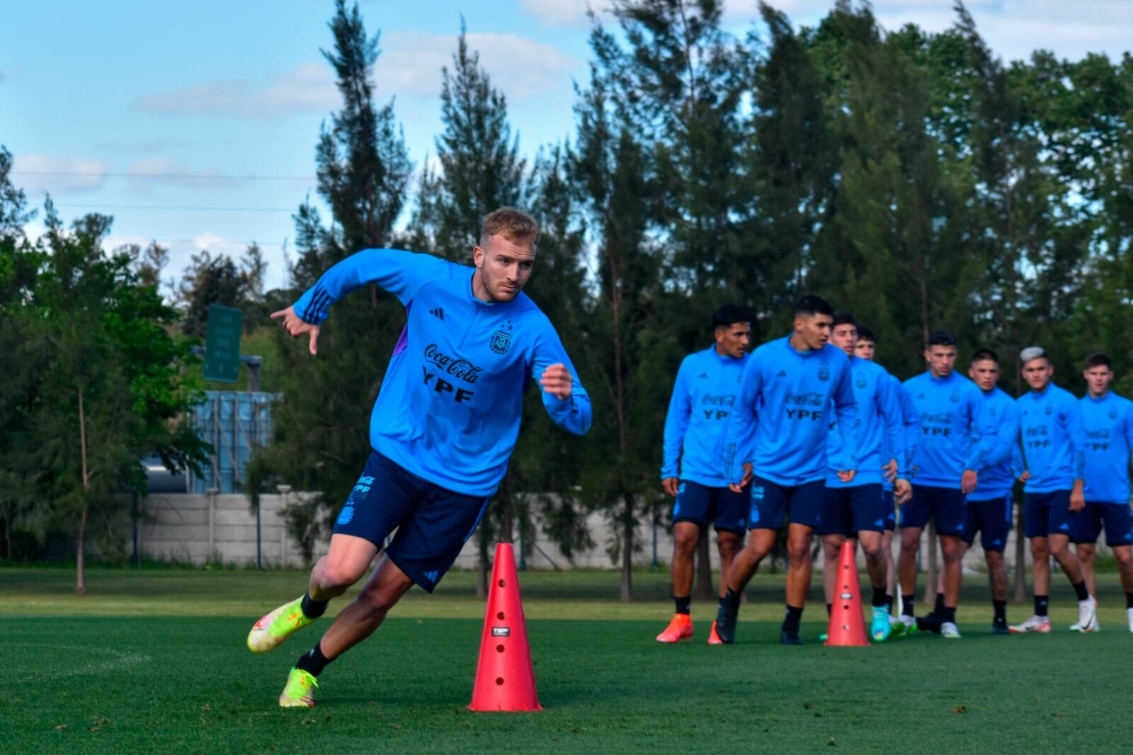 Luciano Gondou, de Argentinos, encabeza los ejercicios en Ezeiza
