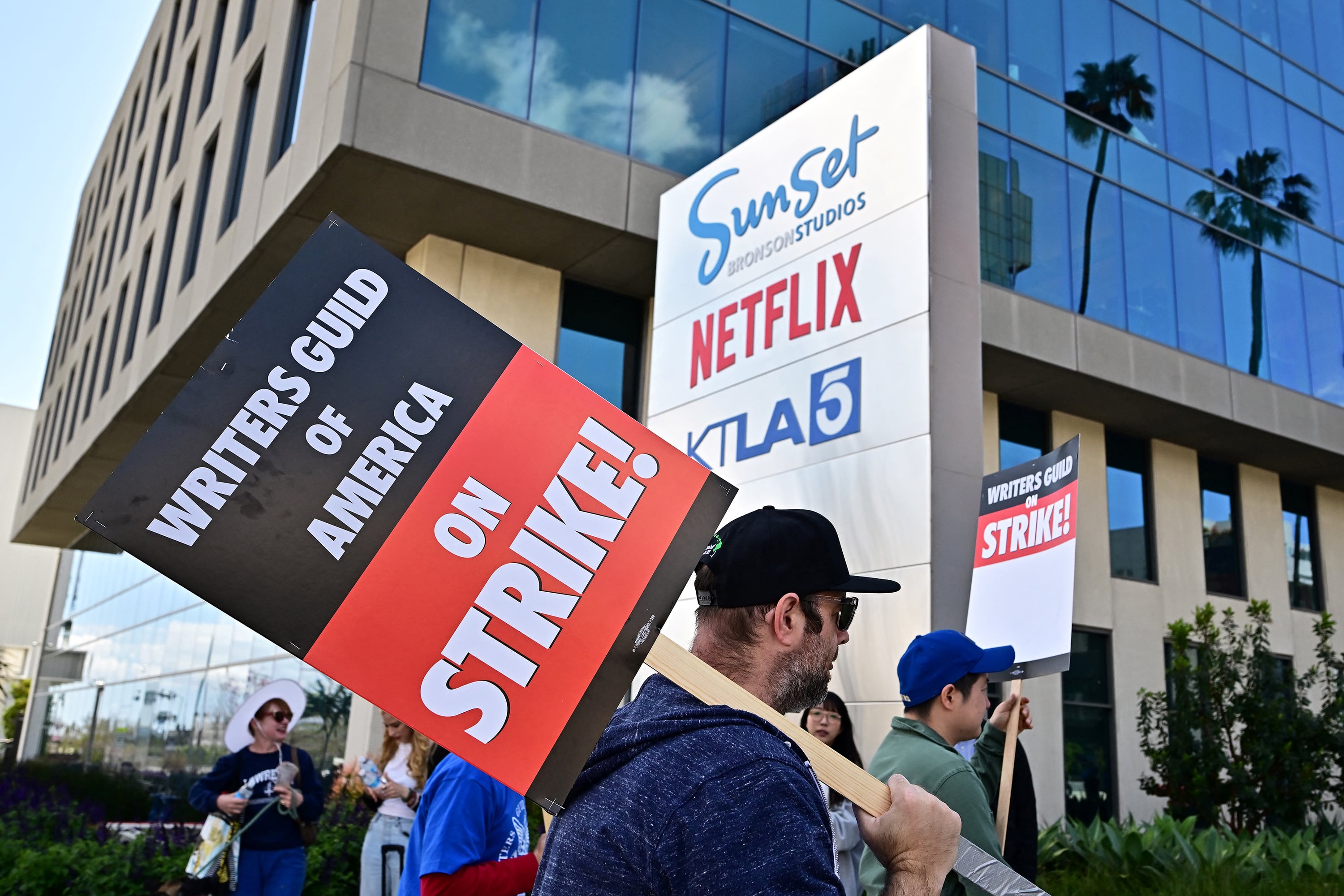 Los guionistas continúan paralizando la producción de la Meca del Cine.