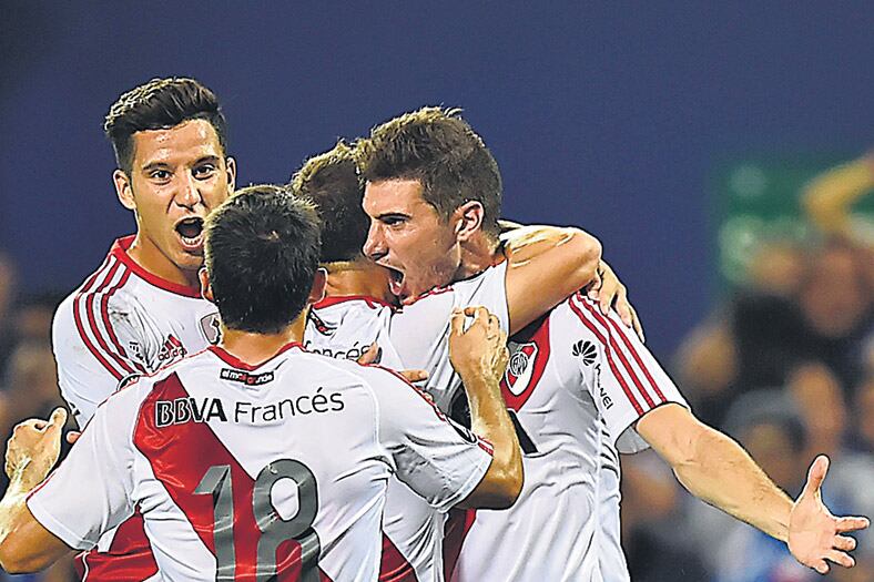 Driussi, Mayada y Mora abrazan al goleador Alario, autor del segundo tanto de River en Ecuador.