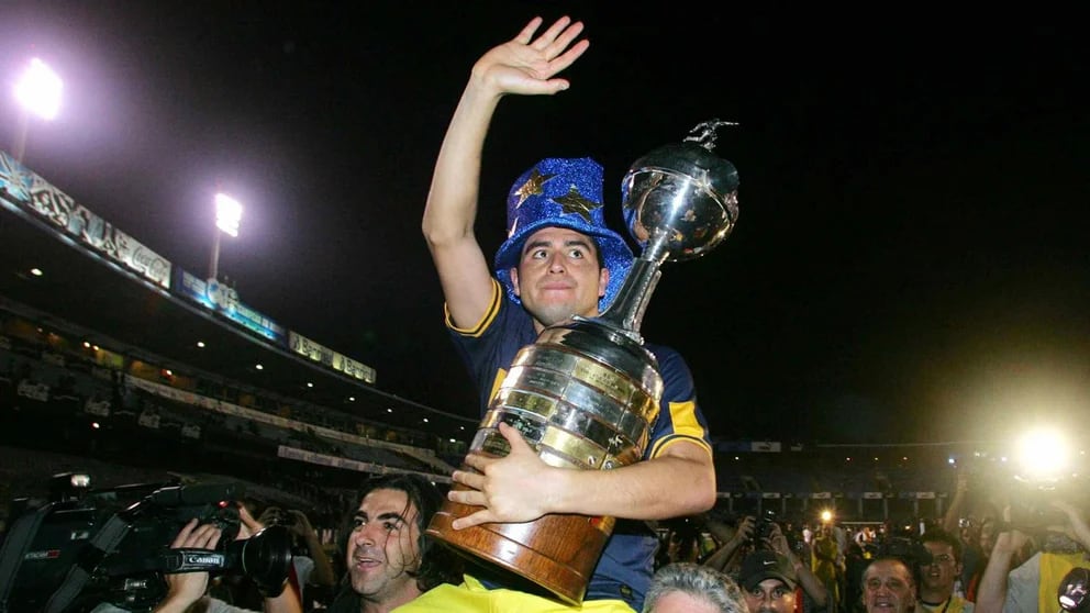 Riquelme con el trofeo de la Copa Libertadores 2007, en la que fue la gran figura. 
