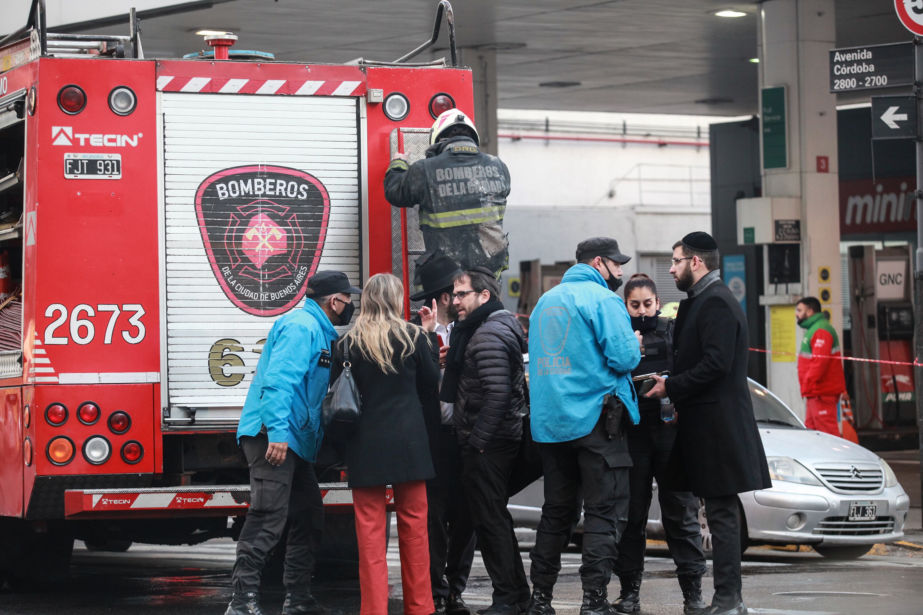 Amos Linetzky, presidente de la AMIA, concurrió al lugar del incendio e informó que los muertos pertenecen a una familia de la comunidad judía.