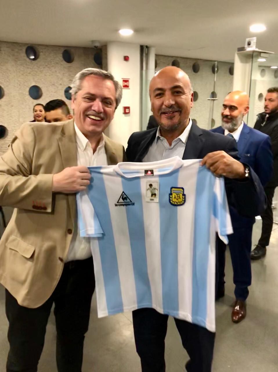 Alberto Fernández, Maximiliano Reyes y la camiseta de regalo.