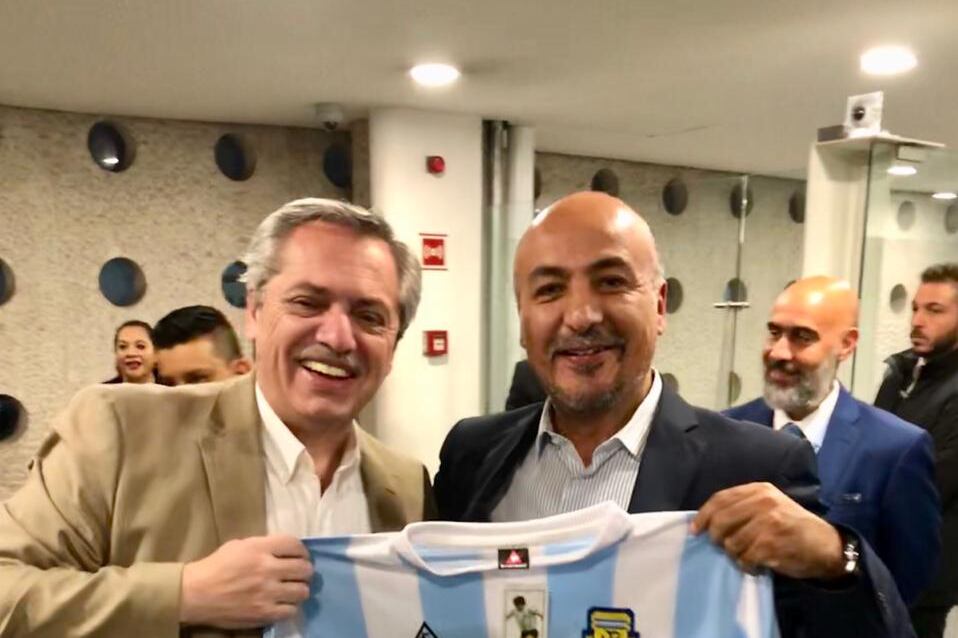 Alberto Fernández, Maximiliano Reyes y la camiseta de regalo.