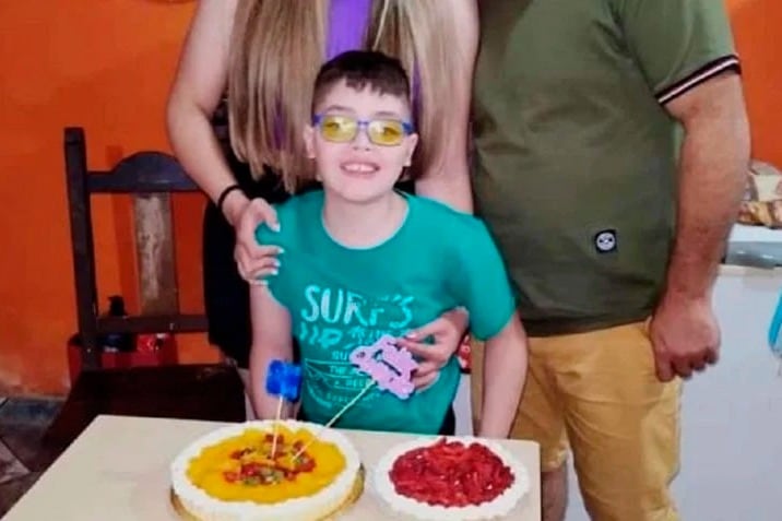 El niño, de ocho años, tenía una discapacidad motriz.