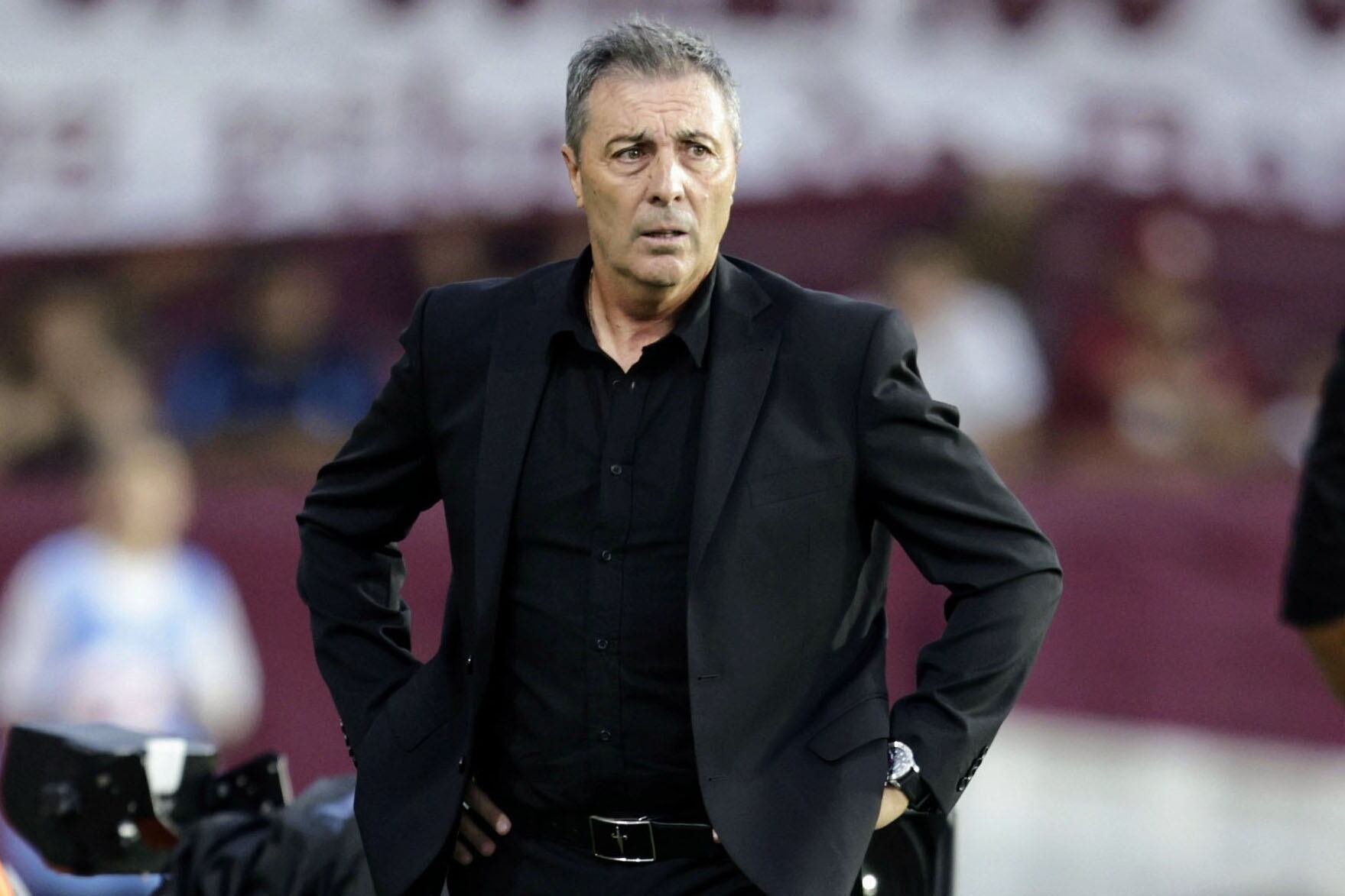 Frank Darío Kudelka, el DT de un Huracán que da pelea seria en dos frentes.