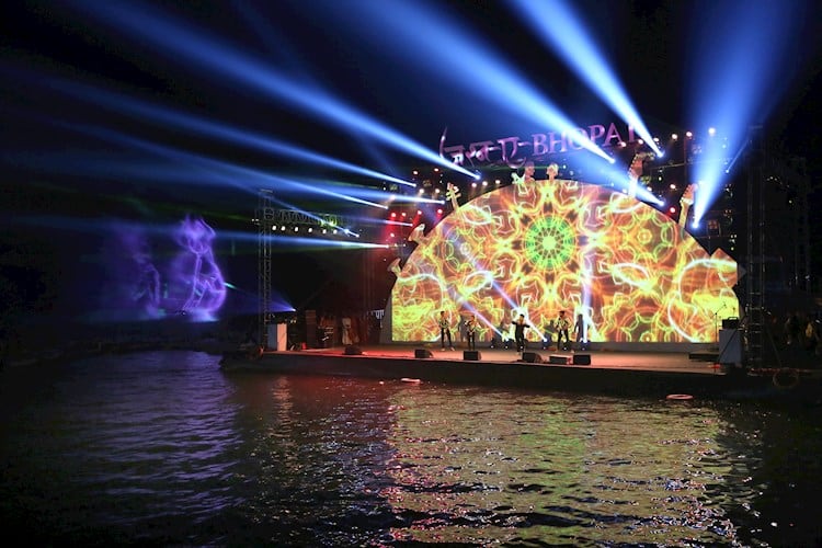 Celebración por la llegada de 2020 en Bhopal, India. 