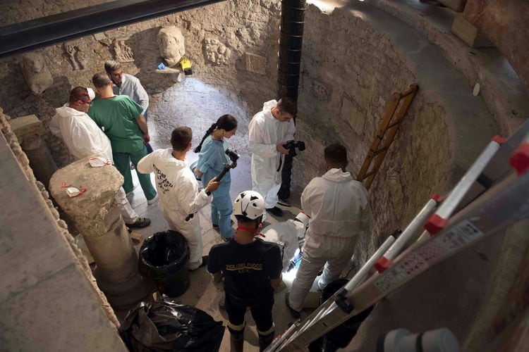 Los técnicos en pleno trabajo en el osario.
