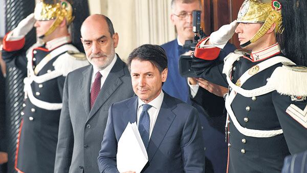 Conte abandona el Palacio Quirinale después de reunirse con el presidente italiano Sergio Mattarella.