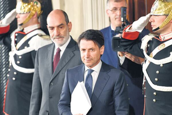 Conte abandona el Palacio Quirinale después de reunirse con el presidente italiano Sergio Mattarella.
