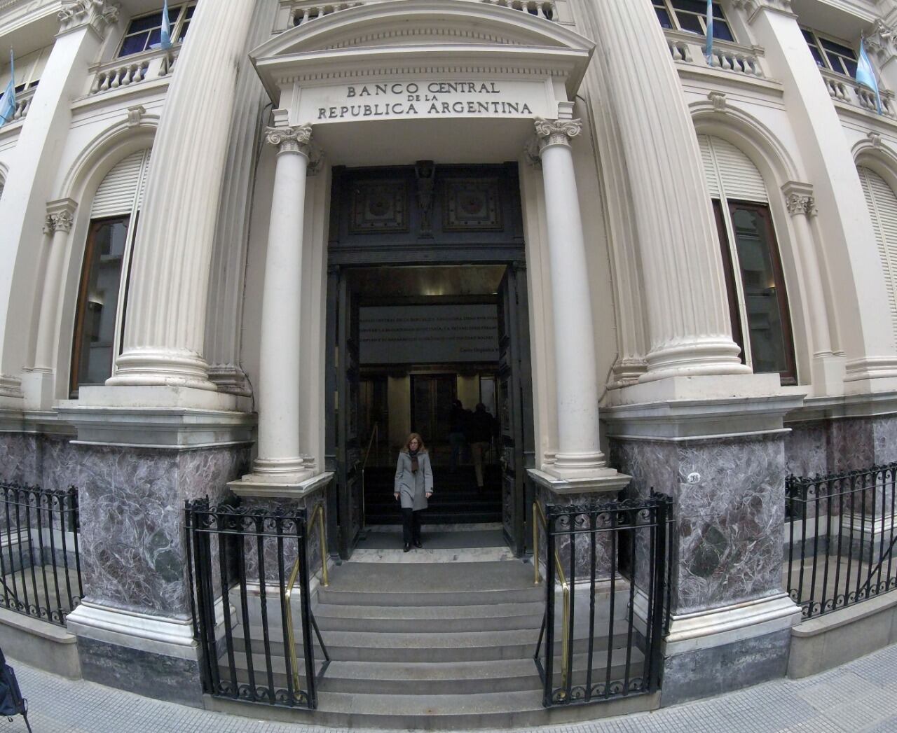 El Banco Central  sipuso que por el pago del mínimo, el interés que aplicará el banco sobre el saldo "no podrá superar la tasa nominal anual del 49 por ciento".