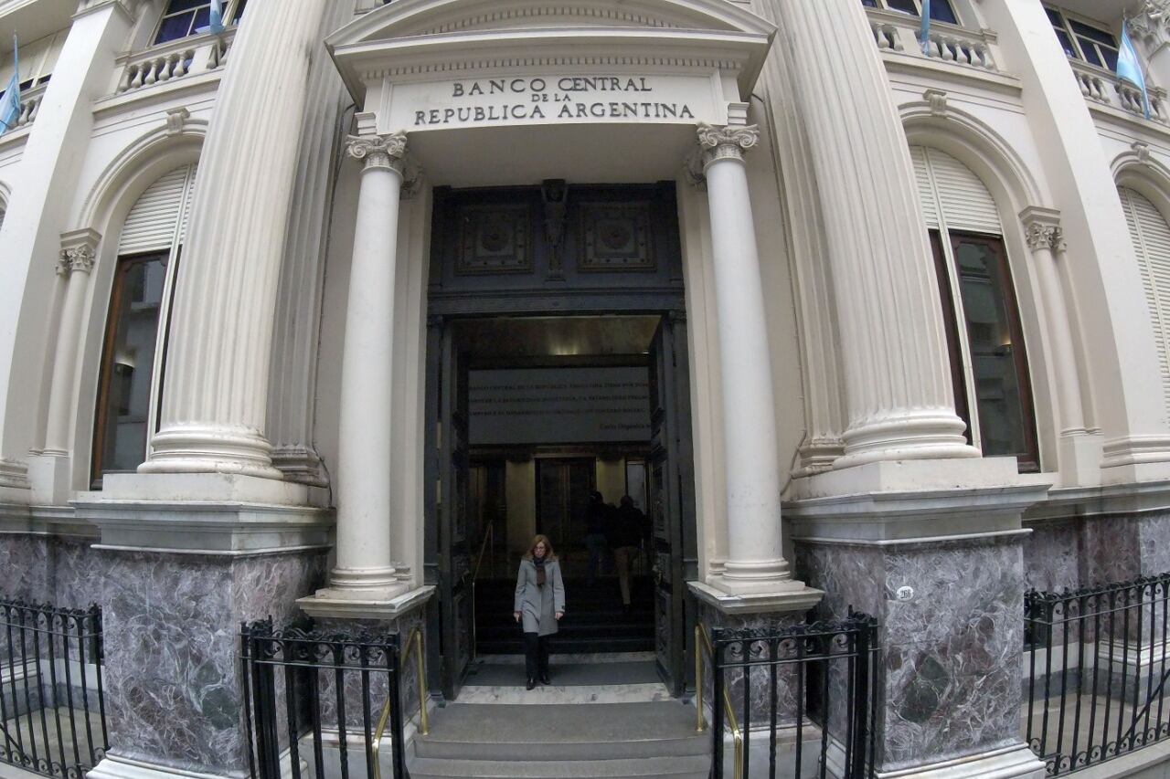 El Banco Central sipuso que por el pago del mínimo, el interés que aplicará el banco sobre el saldo "no podrá superar la tasa nominal anual del 49 por ciento".