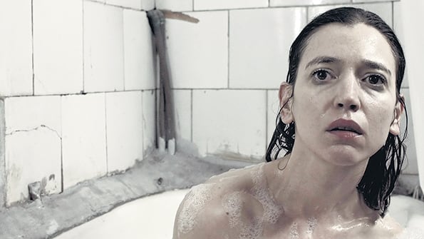 La apuesta de Clementina es riesgosa y a la larga fallida, pero tiene elementos estéticos interesantes.