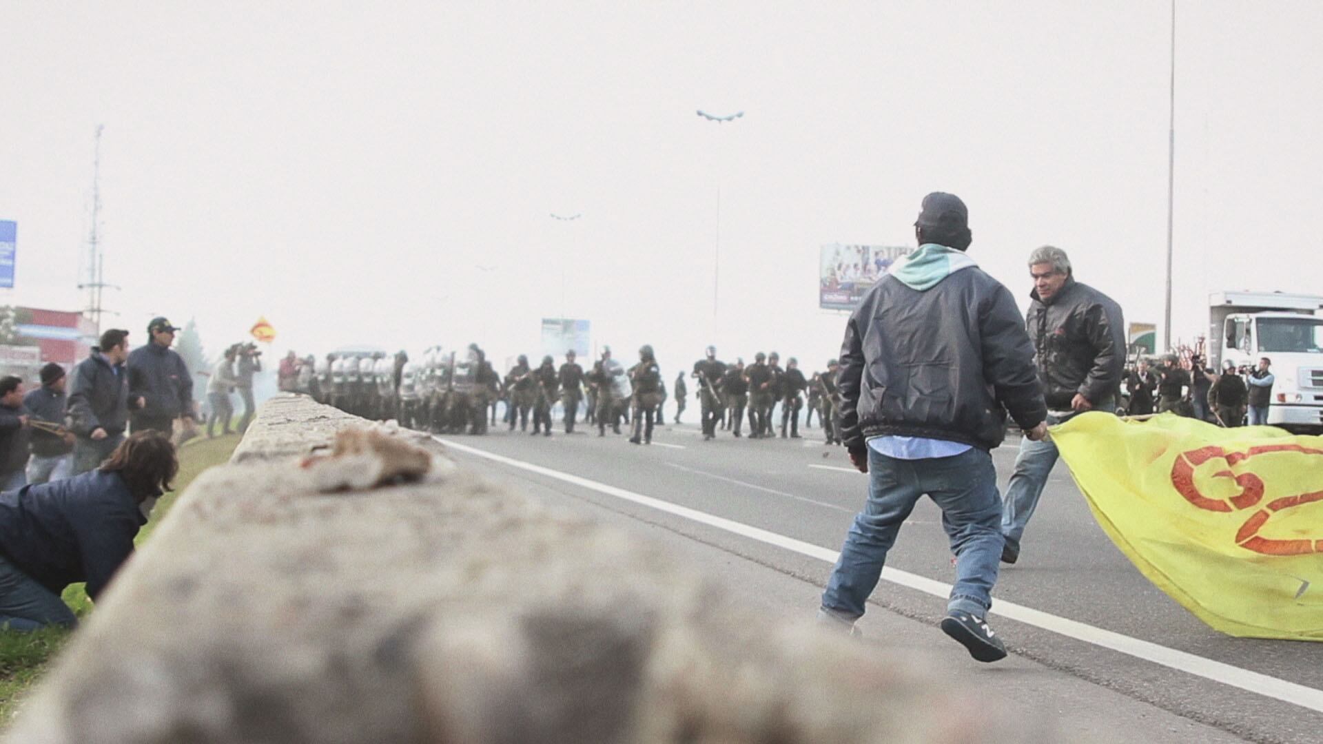 El relato no recurre al rutinario formato de “cabezas parlantes”.