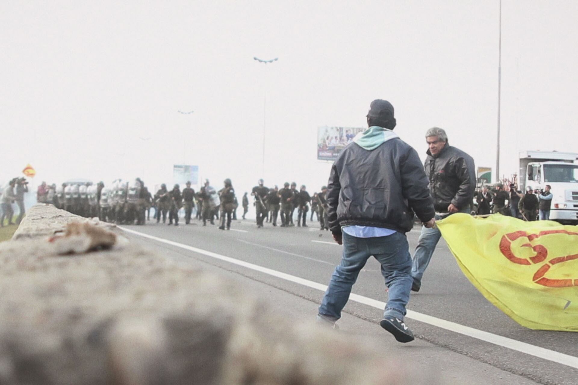 El relato no recurre al rutinario formato de “cabezas parlantes”.