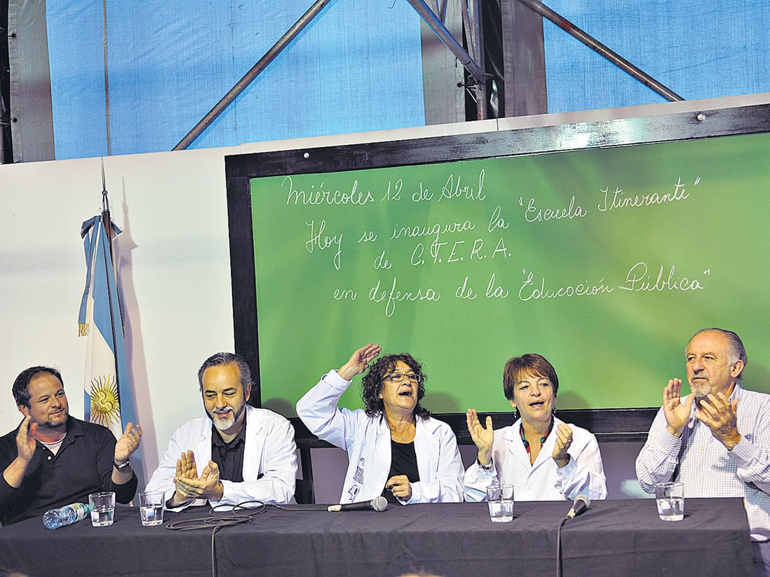 Los dirigentes docentes Eduardo López, Sonia Alesso, María Laura Torre, y Hugo Yasky, ayer, en la escuela itinerante.