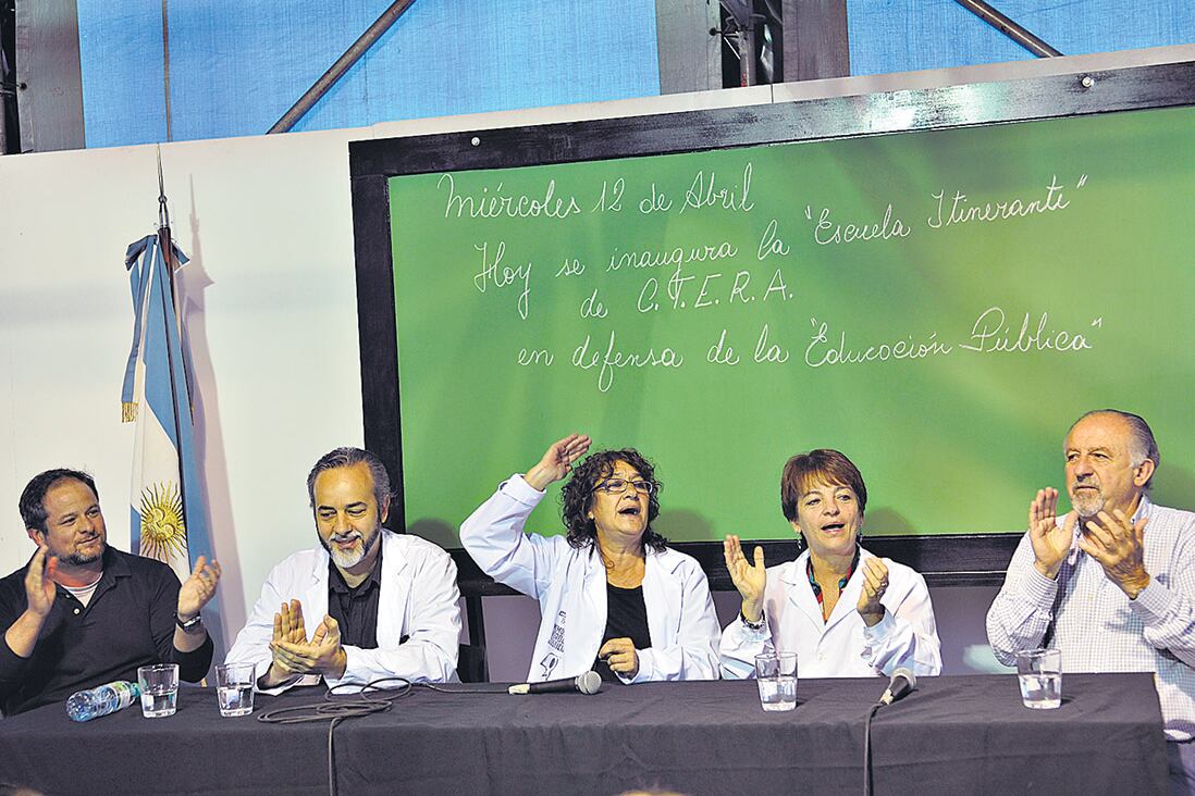 Los dirigentes docentes Eduardo López, Sonia Alesso, María Laura Torre, y Hugo Yasky, ayer, en la escuela itinerante.
