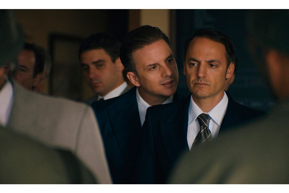 Juan Pablo Geretto (atrás) encarna a un abogado chanta de sonrisas siniestras.