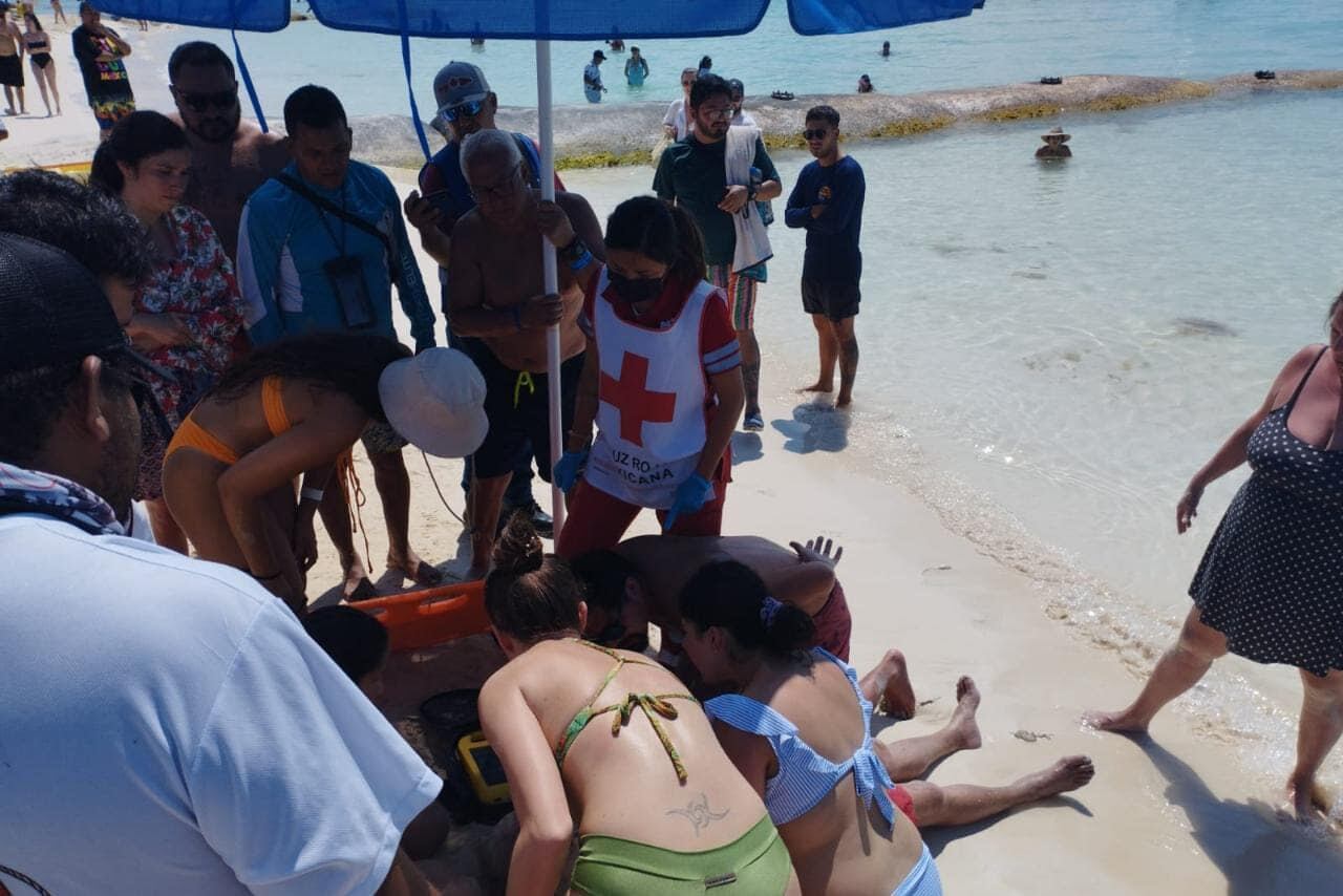  El primer reporte menciona un posible cuadro de infarto como causa del deceso (Foto: Policía Isla Mujeres/Facebook)