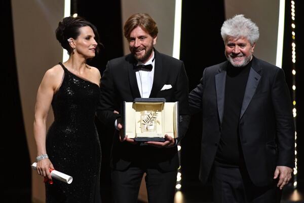 Juliette Binoche y Pedro Almodóvar entregan la Palma de Oro al director sueco Ruben Östlund.