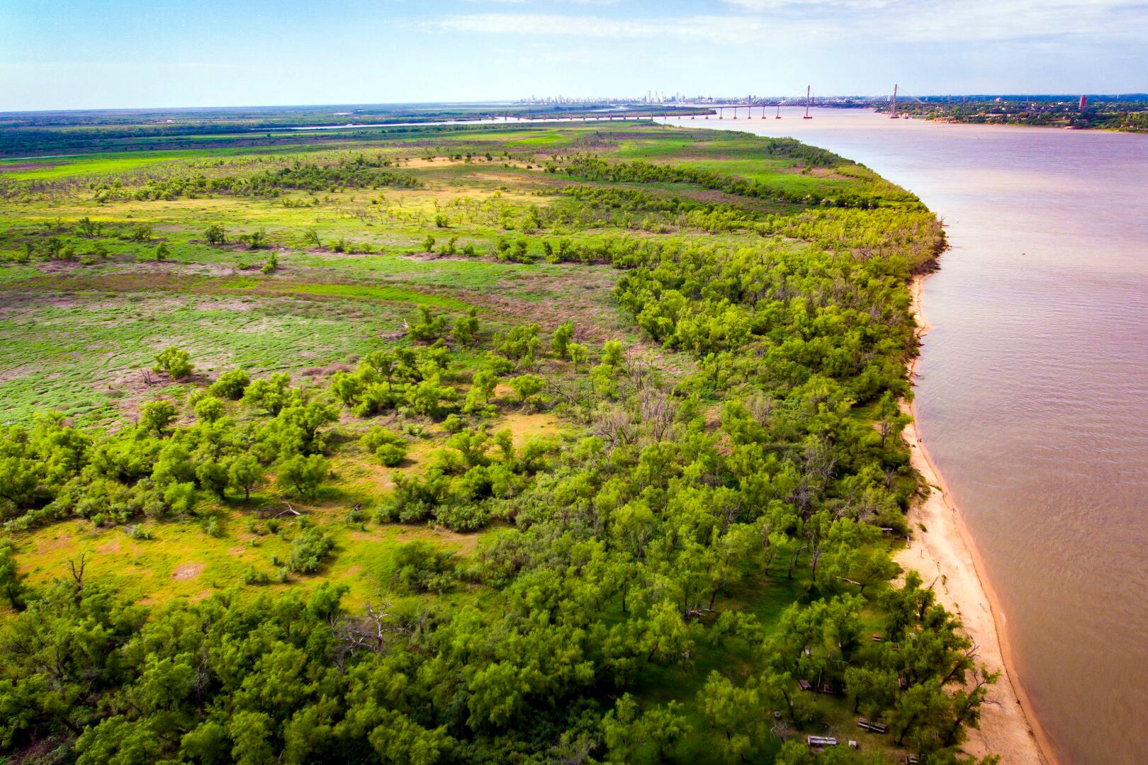 La Isla de los Mástiles pertenece a la provincia de Santa Fe. 
