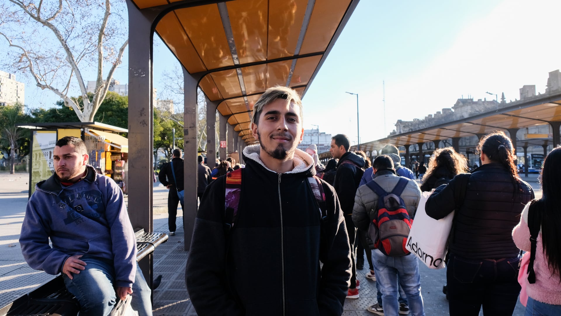 Les Amateurs empezó en Plaza Miserere hace dos años: hoy tiene 70 mil suscriptores y es el laburo de Mauro.