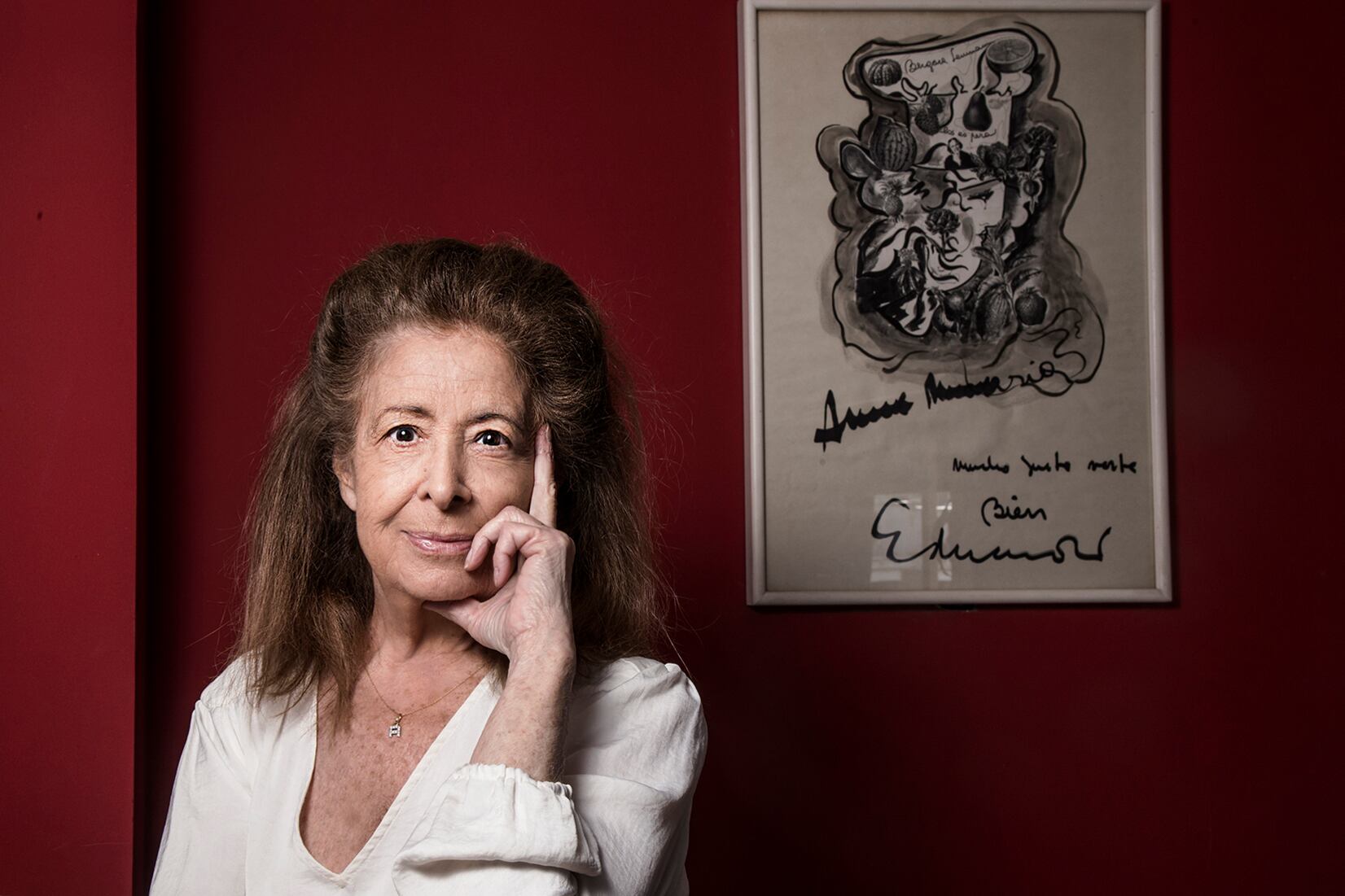 Annamaria en su casa, con un cuadro hecho para ella por Eduardo Bergara Leumann, quien fue su amigo y la persona que la vistió durante muchos años. Juntxs crearon la boutique Señorita en 1965.