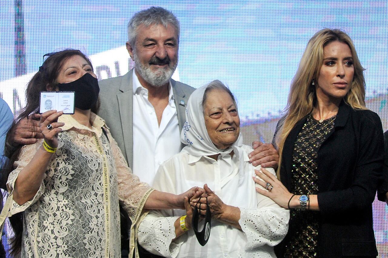 Carmen Guede, cuando Racing restituyó el carnet de socio de Dante, su compañero