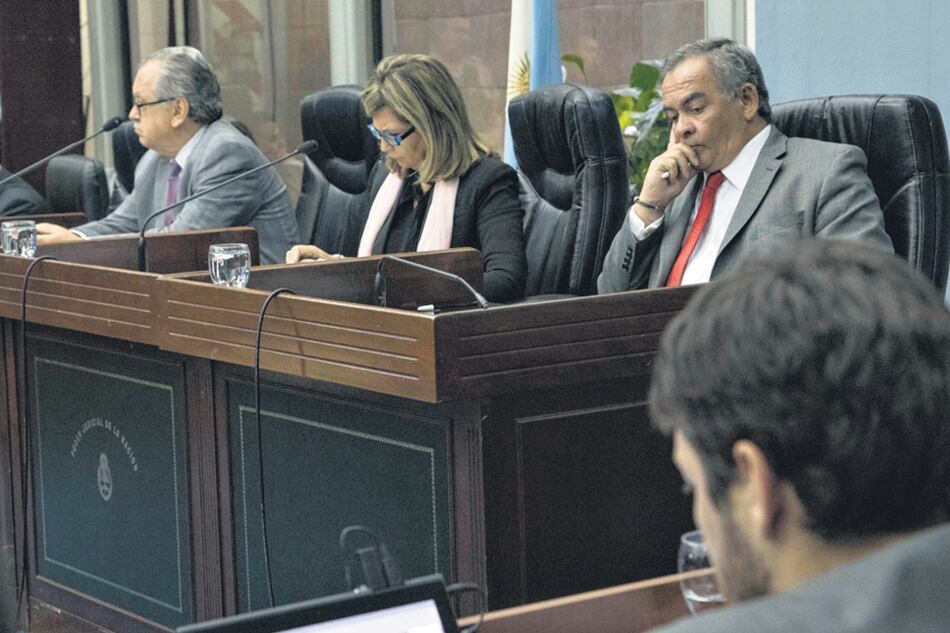 A la derecha, el juez Carlos Jiménez Montilla. A su lado, Alicia Noli y Gabriel Casas. A la derecha, el juez Carlos Jiménez Montilla. A su lado, Alicia Noli y Gabriel Casas.